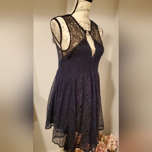 Free People Women's Black Beautiful Sleeveless Lace Shift Dress, Size XS. - Picture 6 of 7